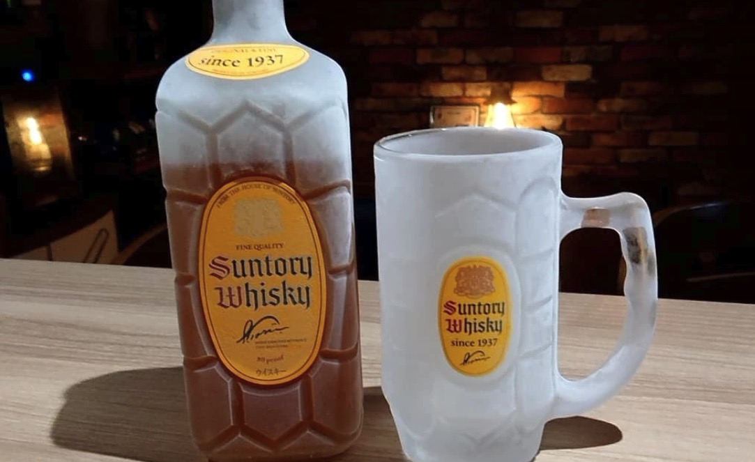 サントリー角瓶とマグ