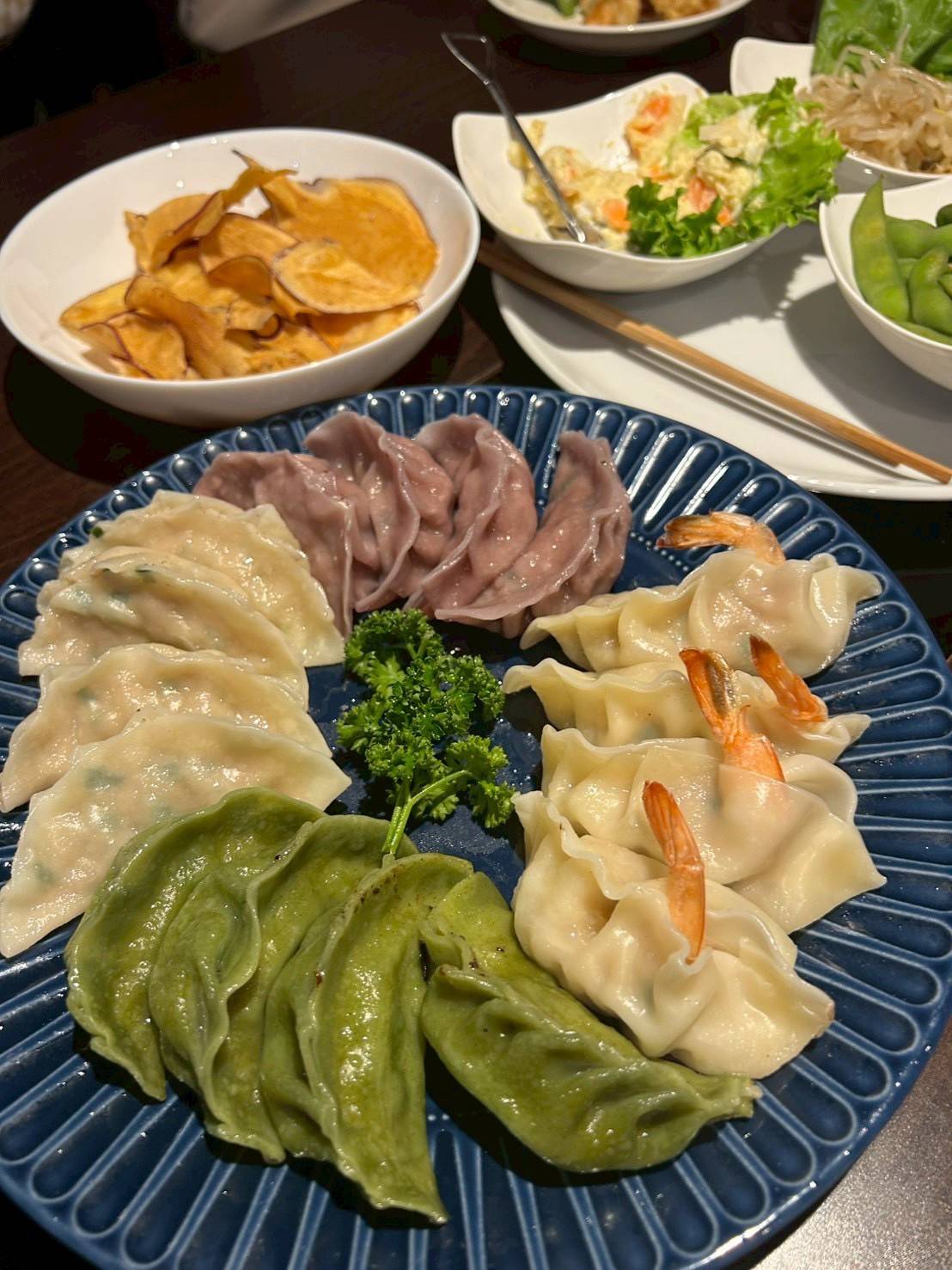 手包み餃子の盛り合わせとおつまみ